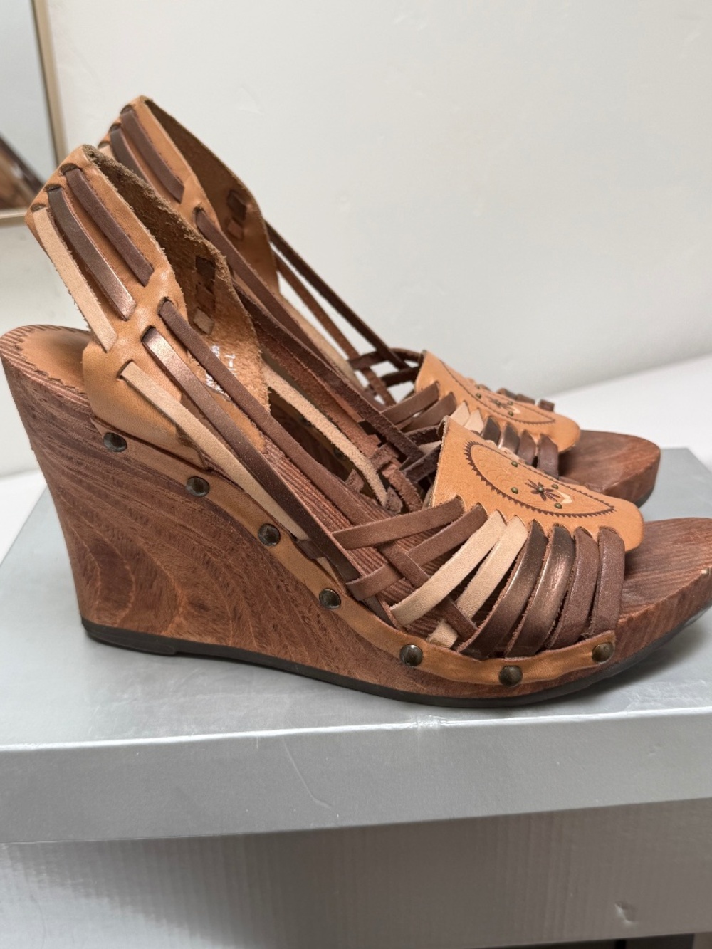 Report sandal